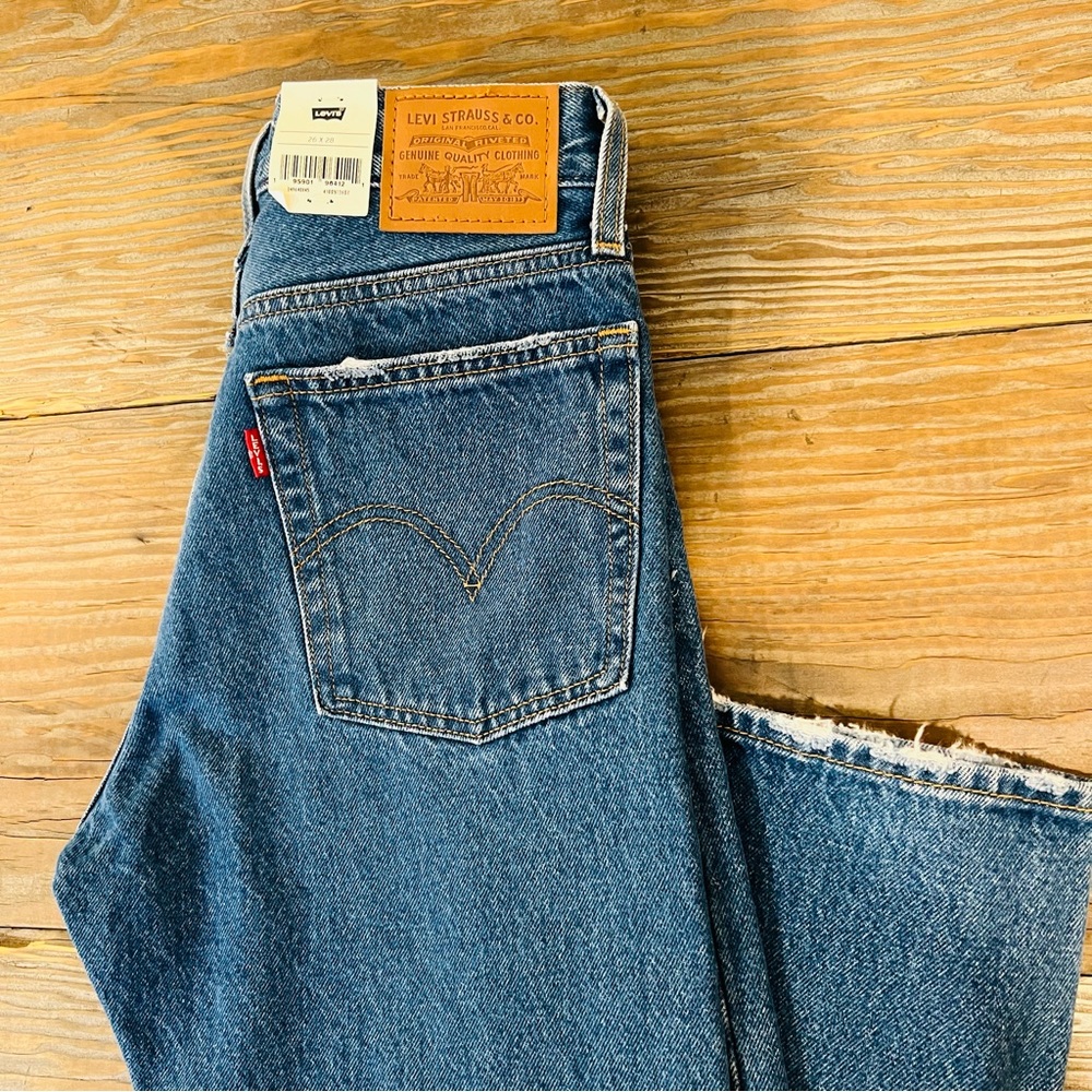 NWT Levi’s Premium Wedgie Straight Distressed Jeans - Picture 5 of 8